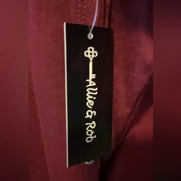 ALLIE & ROB SIDE LACE UP TOP - Picture 5 of 9